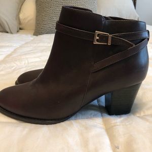 Brown Vionic booties sz 8. Or tha heel technology.